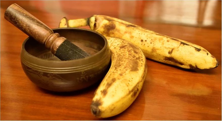 le ammaccature nelle banane che hanno urtato qualche corpo rigido indicano che al loro interno gli enzimi si sono messi all'opera modificando la struttura del frutto, facendolo rammollire e scurire